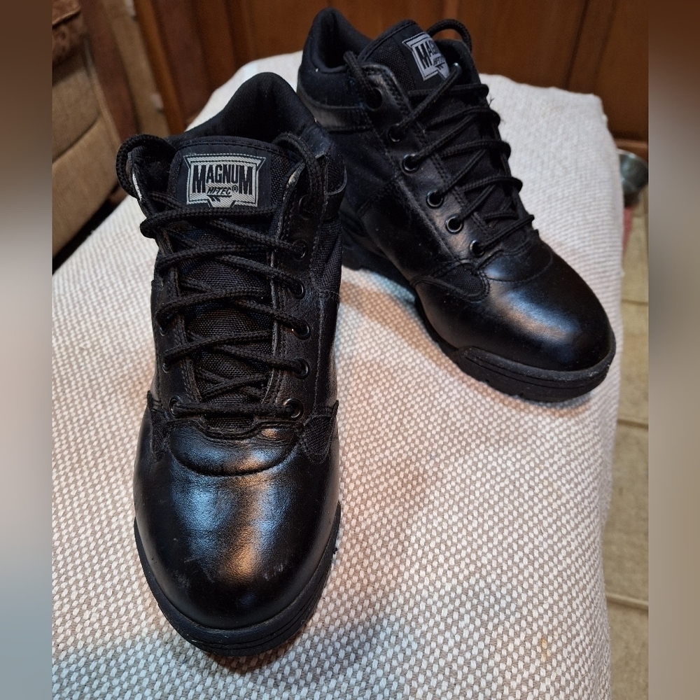 Magnum Hi-Tec men's 7 1/2 Midnite style combat boot.